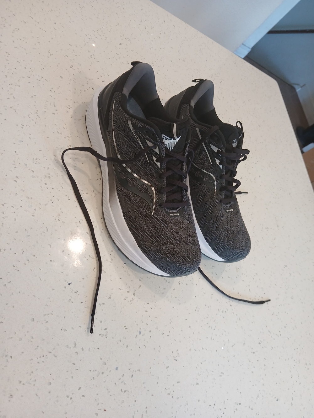 Size 11 - Saucony Echelon 9 Wide Black White